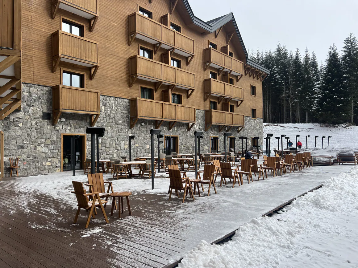 Hotelska terasa sa stupnim IC grijalicama